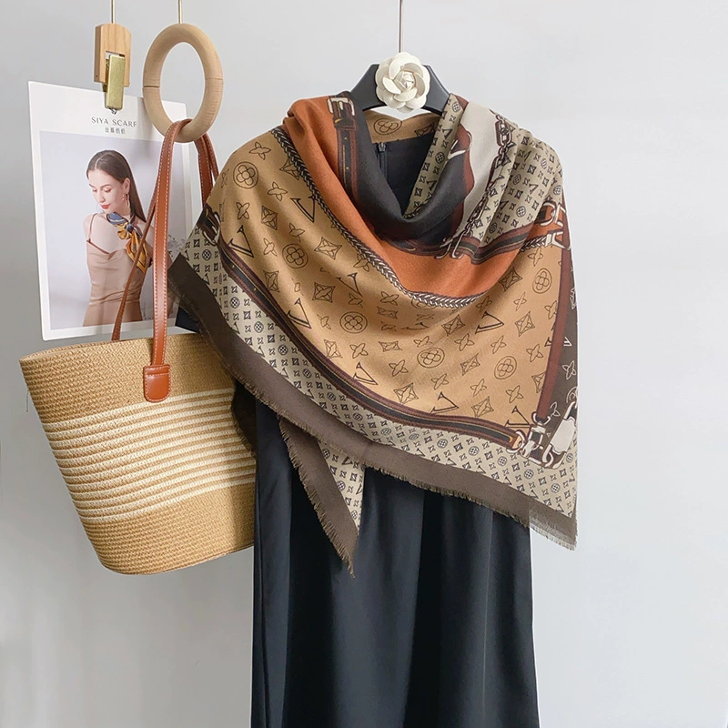 Chal de poliéster con estampado múltiple