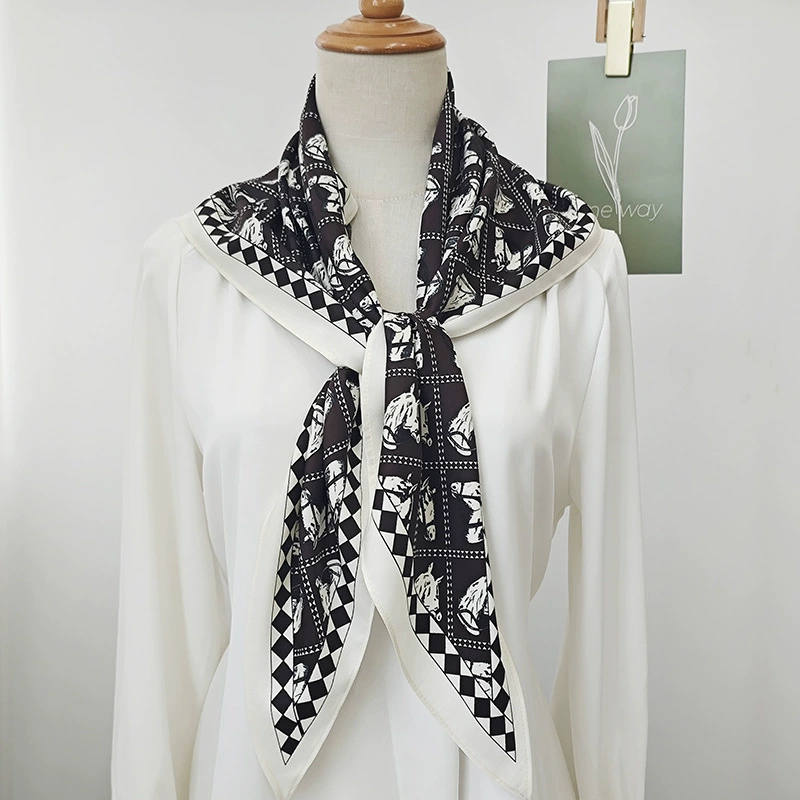 Foulard triangle à imprimé cheval view 4