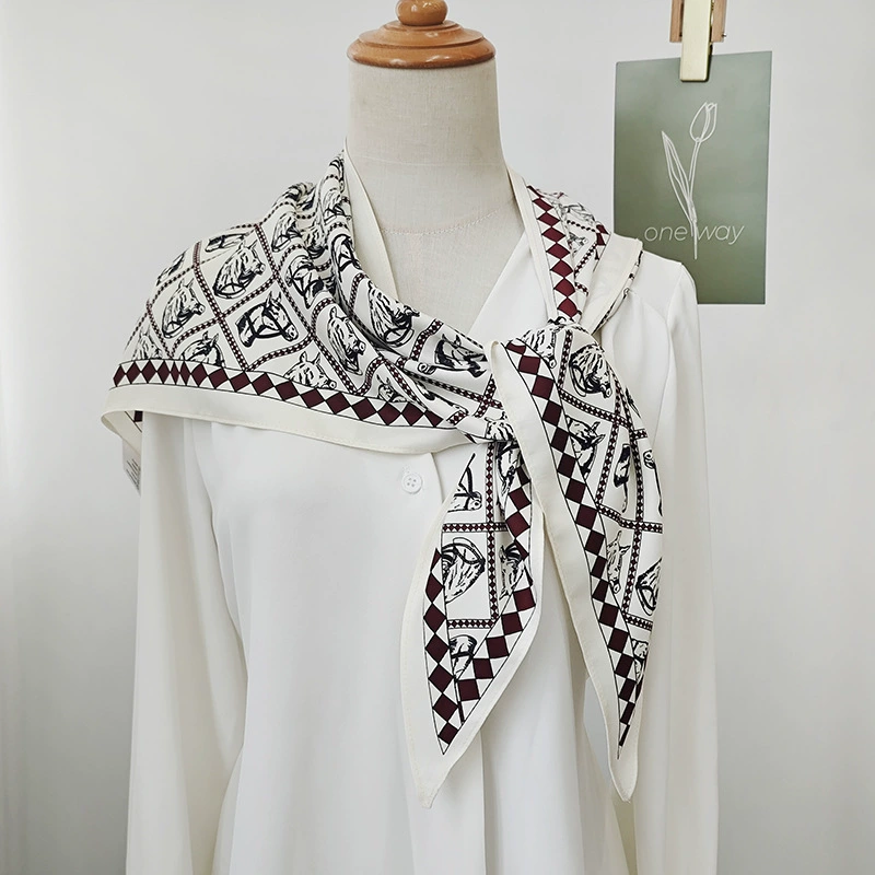 Foulard triangle à imprimé cheval view 6