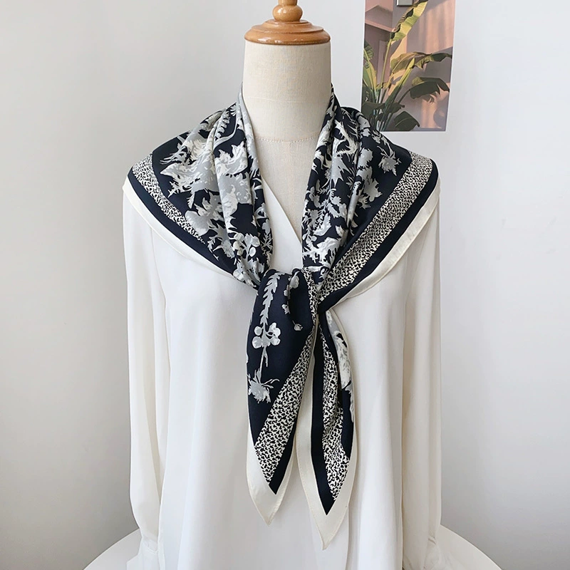 Foulard triangle floral vintage view 3