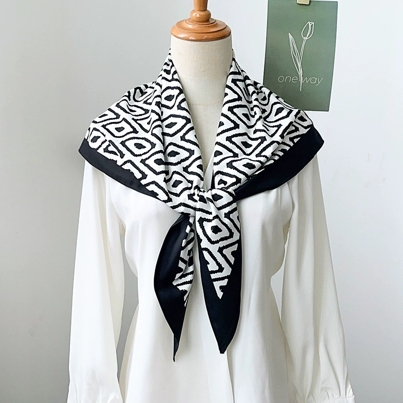 Pañuelo triangular estampado de diamantes negro view 2