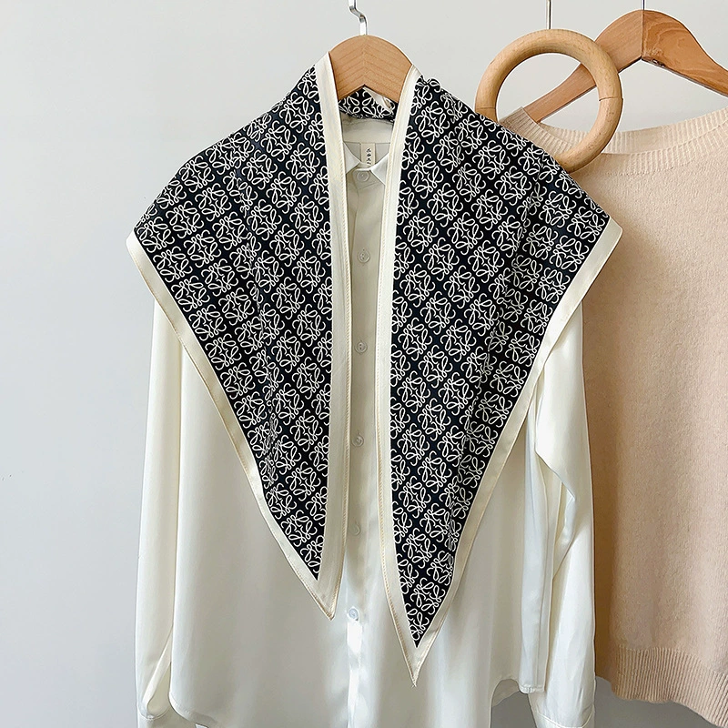 Foulard triangle aspect soie view 3