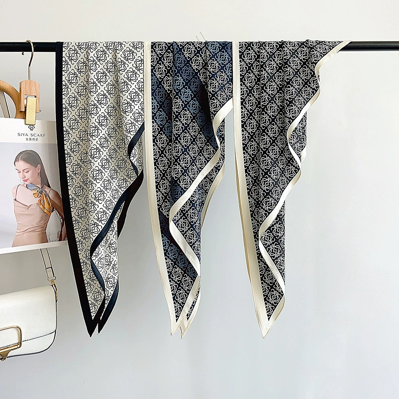 Foulard triangle aspect soie view 4