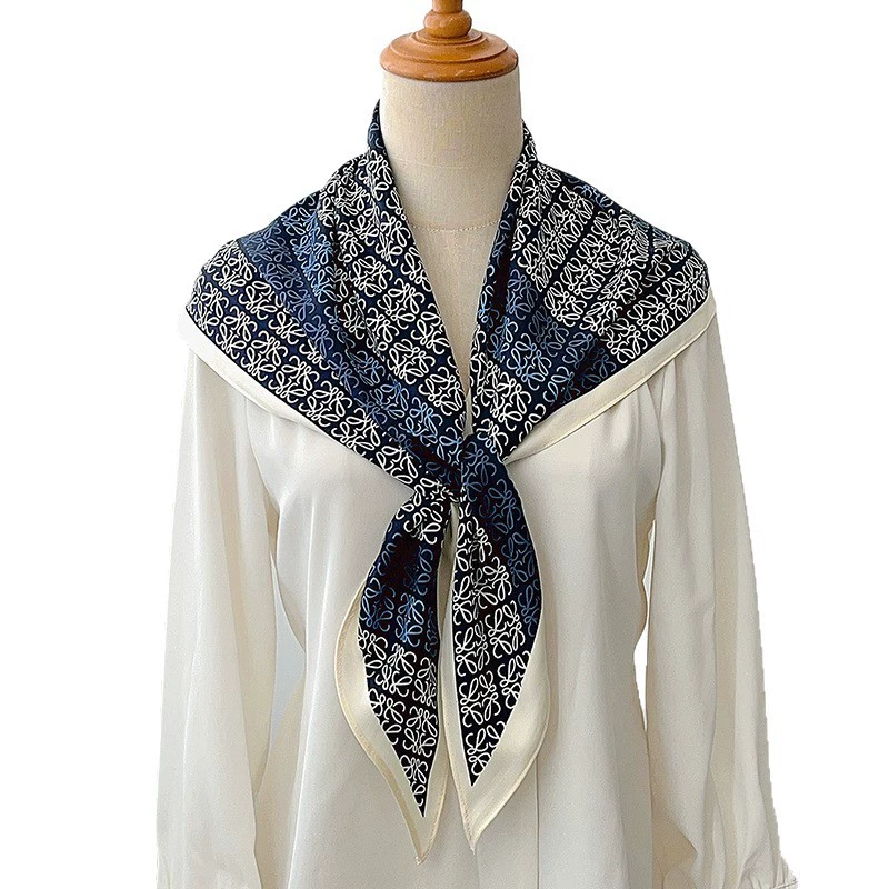 Foulard triangle aspect soie view 5