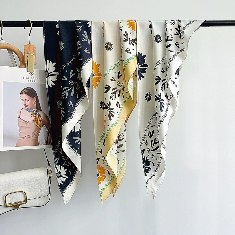 Foulard triangle floral view 3