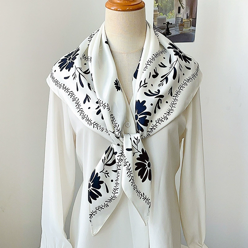 Foulard triangle floral view 4