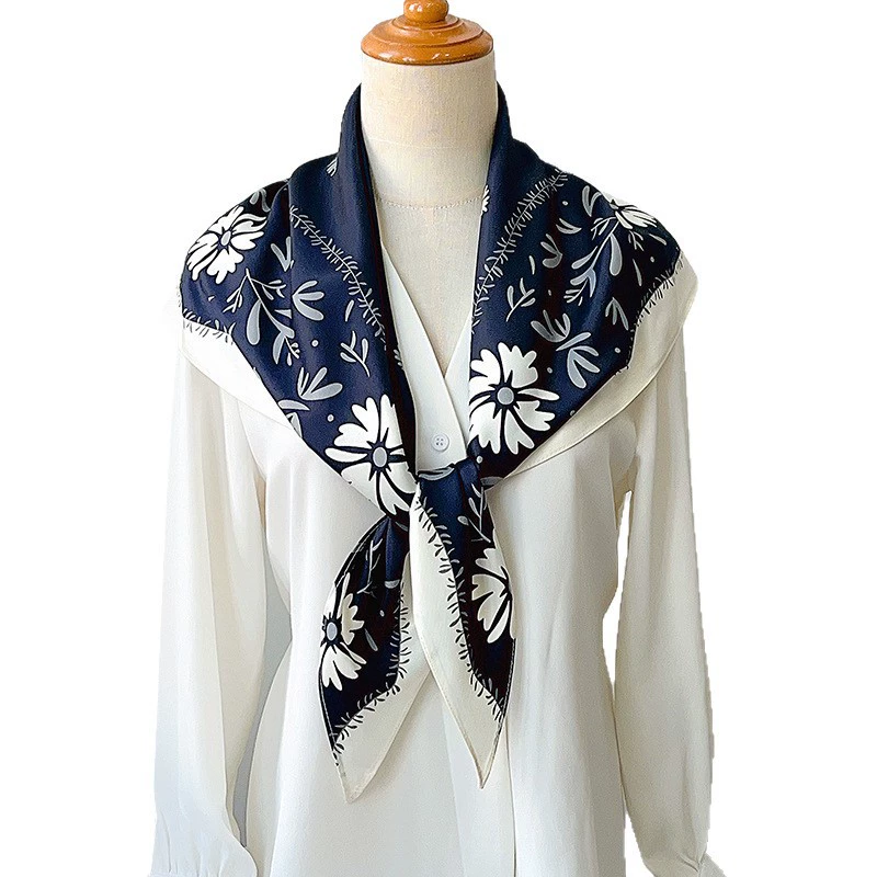 Foulard triangle floral view 5