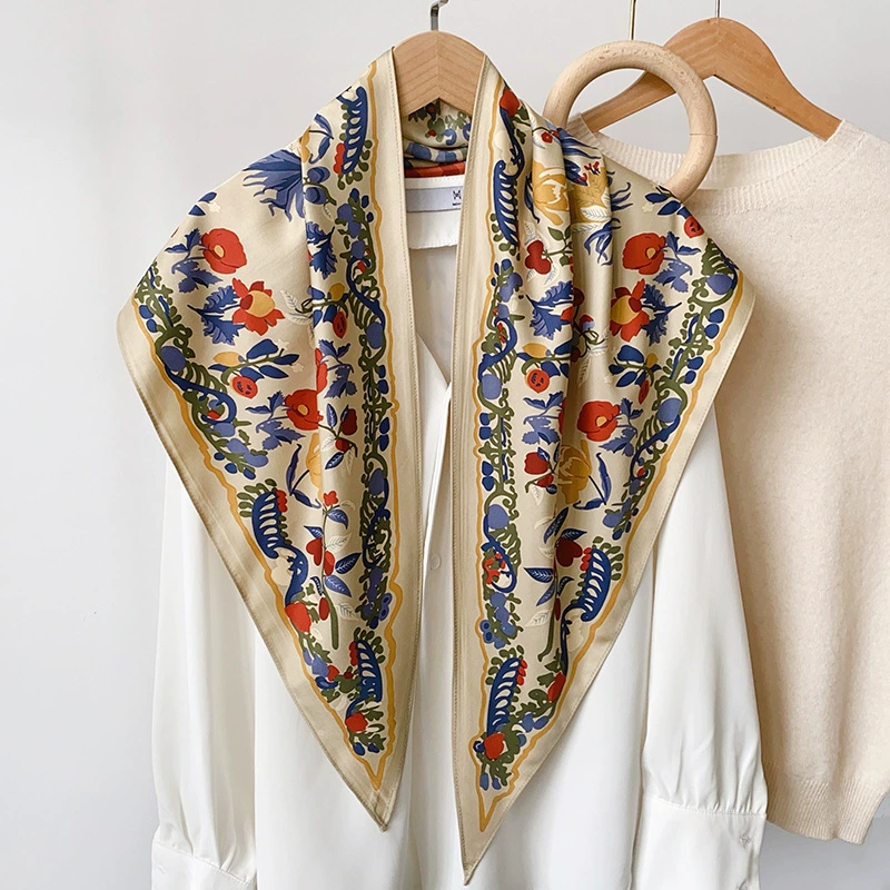 Foulard triangle floral view 2