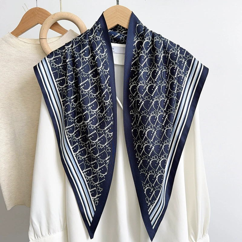 Foulard triangulaire aspect soie view 2
