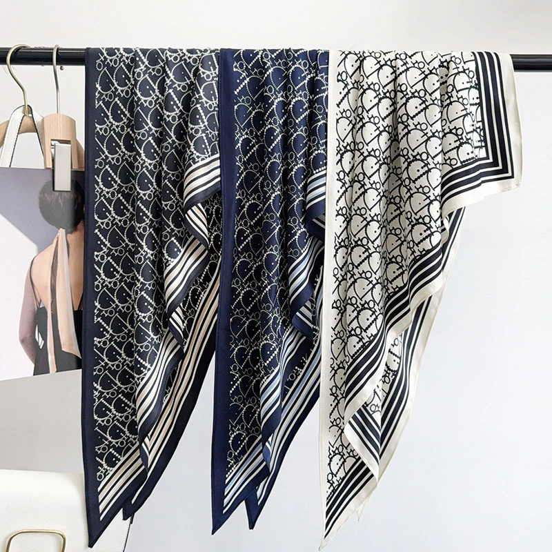 Foulard triangulaire aspect soie view 3
