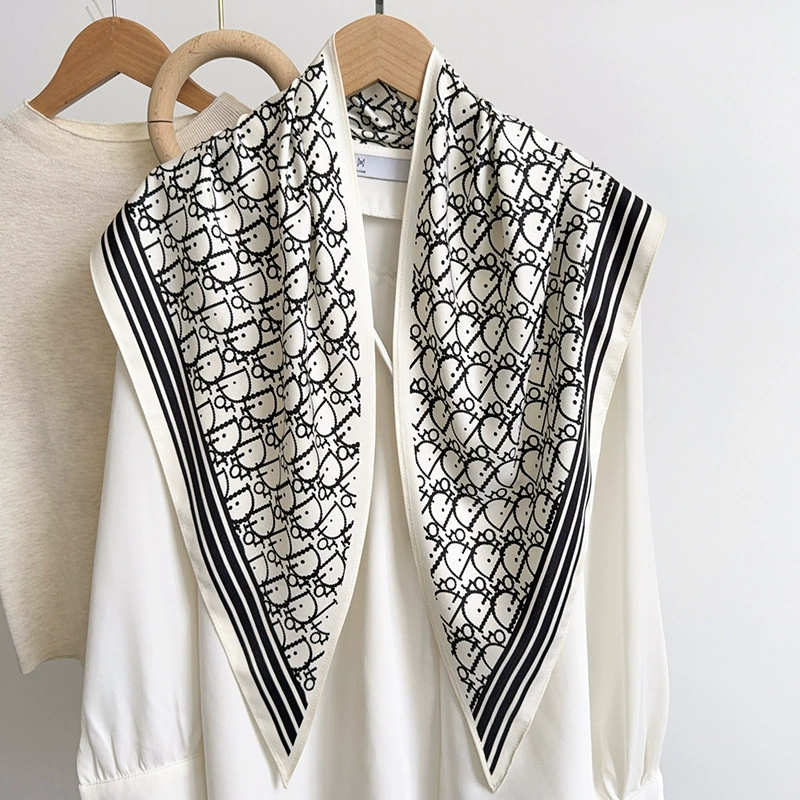 Foulard triangulaire aspect soie view 4