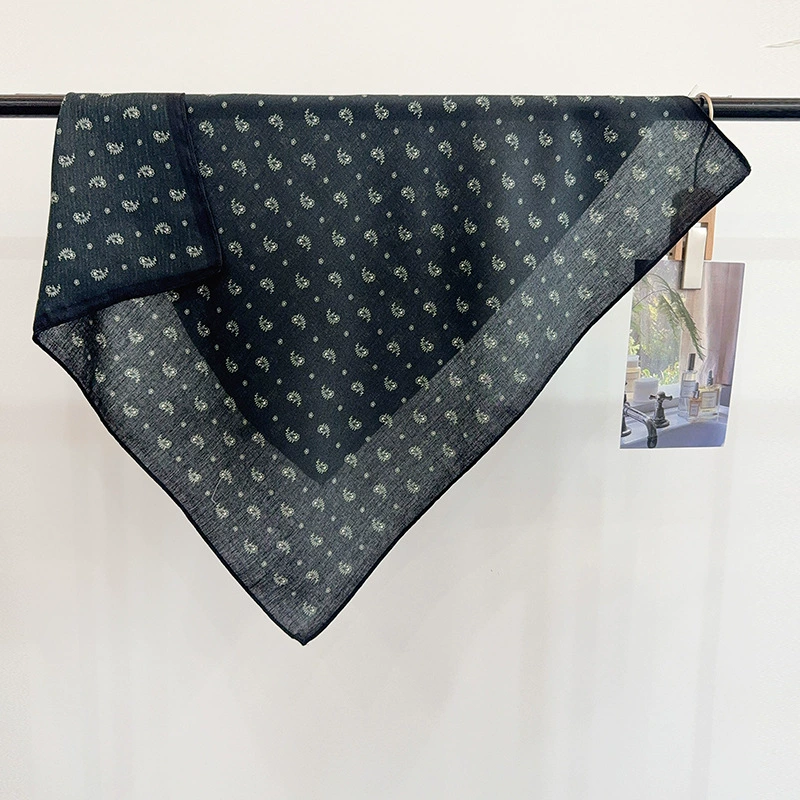 Foulard carré aspect soie à motifs paisley view 3