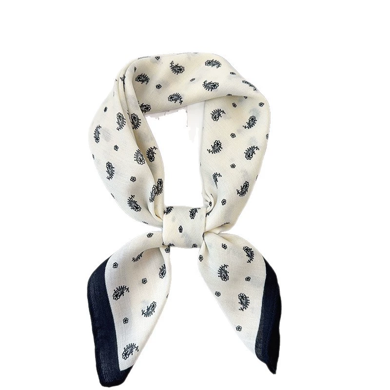 Foulard carré aspect soie à motifs paisley view 5